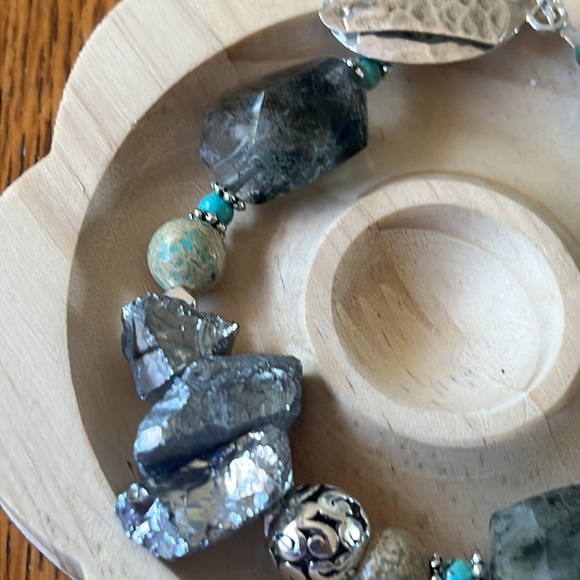 ✨ Elegant Turquoise and Silver Beaded Bracelet - Picture 3 of 5